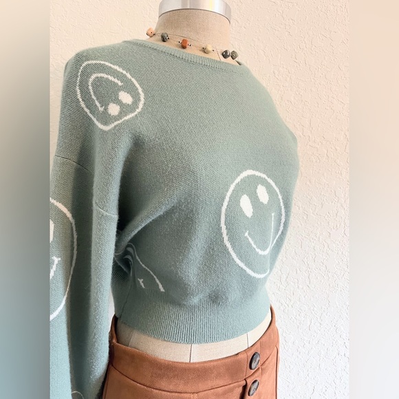 Smiley Face Crop Top Women’s Sweater Le Lis Size S Sage - Picture 7 of 14